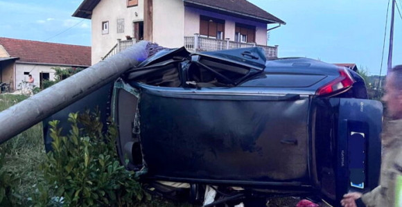 Autom sletio i udario u banderu, izvlačili ga vatrogasci