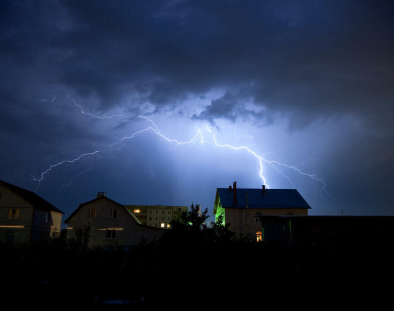 Muškarac stradao od udara groma, jedan lakše povrijeđen