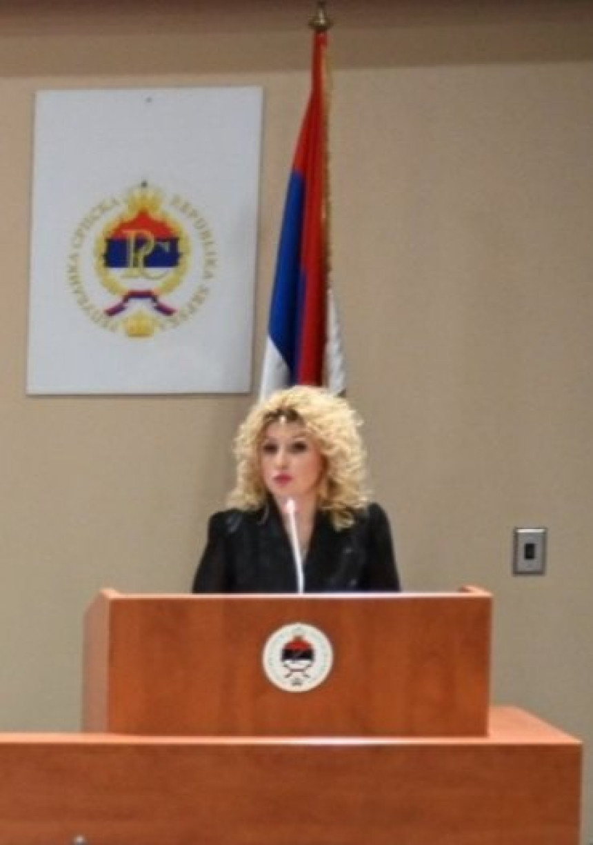 Утабаним стазама, режимлије једно причају, друго раде