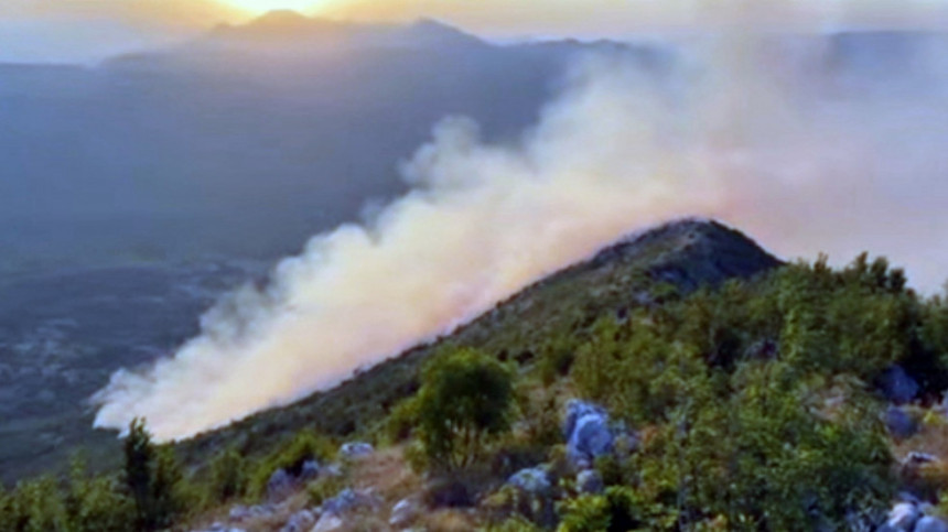 Двије особе погинуле на Кипру, стотине људи евакуисано