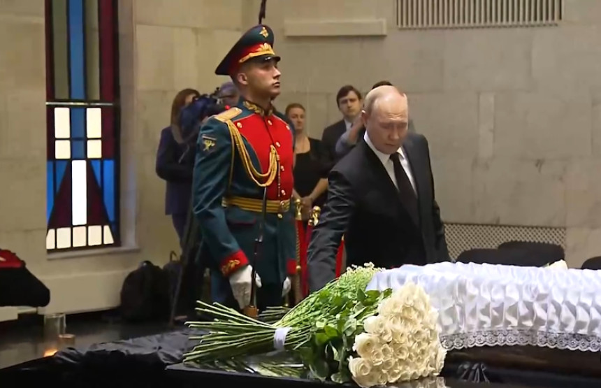 Širi se video Vladimira Putina skrhanog od bola