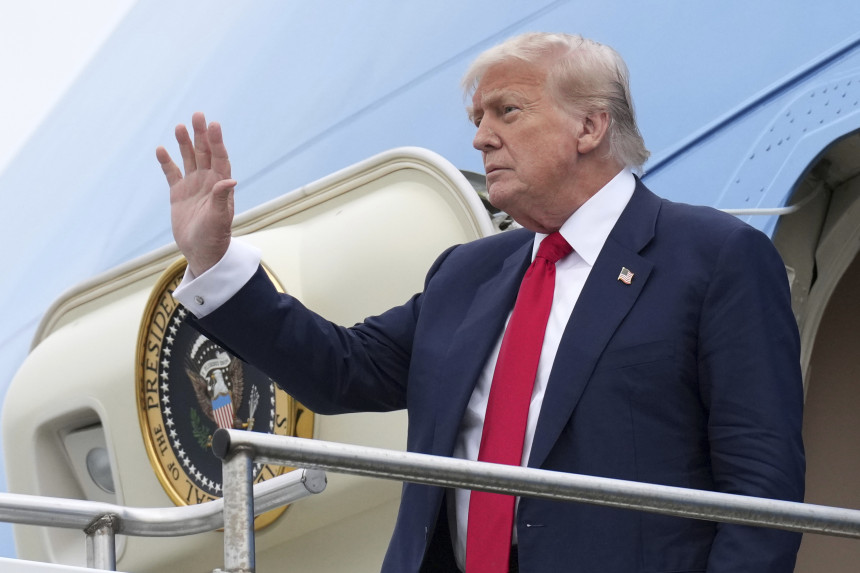 Трамп стигао у Шкотску, на аеродрому га дочекало око 200 присталица