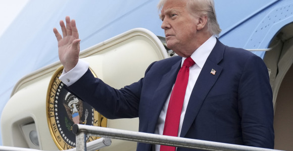 Трамп стигао у Шкотску, на аеродрому га дочекало око 200 присталица