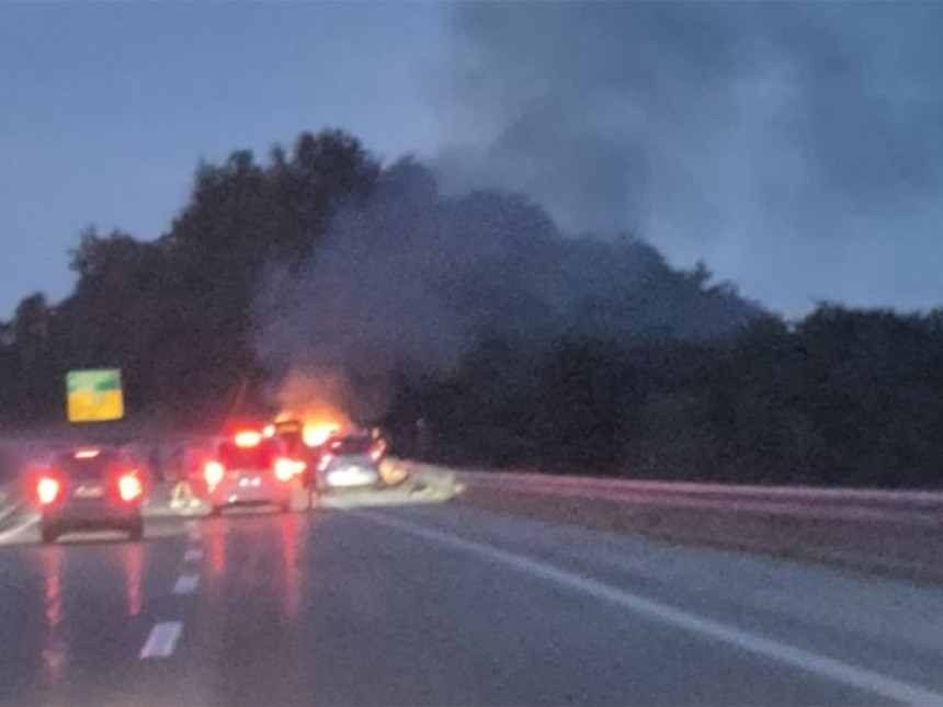Gorio automobil na auto-putu Banjaluka-Gradiška