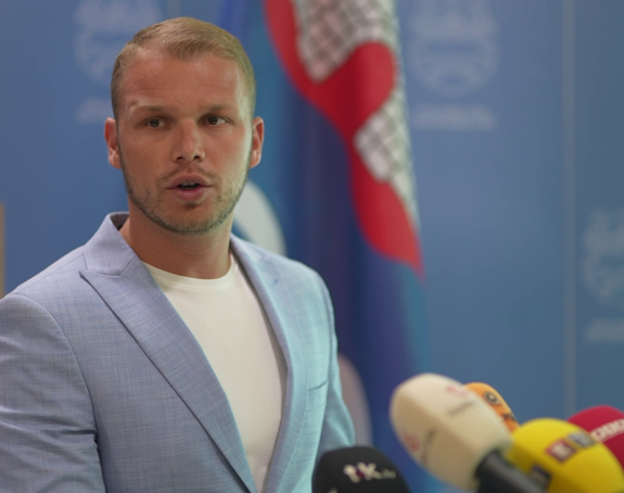 Viškoviću, koliko zaposlenih ima u javnim institucijama?