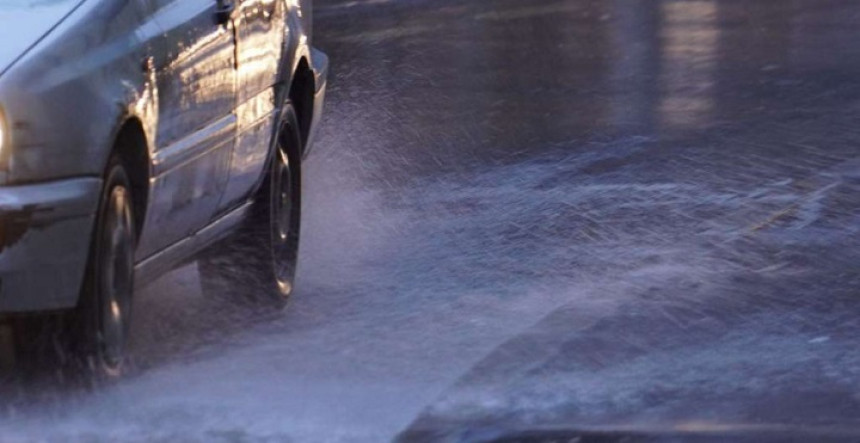 Otežan saobraćaj zbog velike količine vode na kolovozima