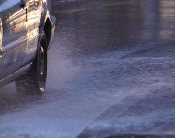 Otežan saobraćaj zbog velike količine vode na kolovozima