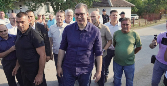 Srbija u teškoj situaciji, trpi pritiske zbog Dodika