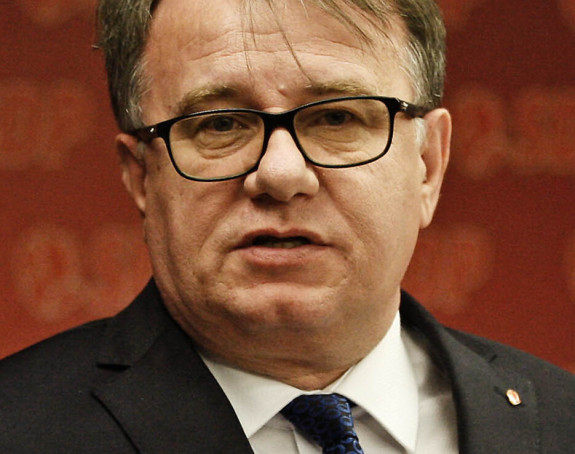 Federalni premijer Nermin Nikšić  uspješno operisan