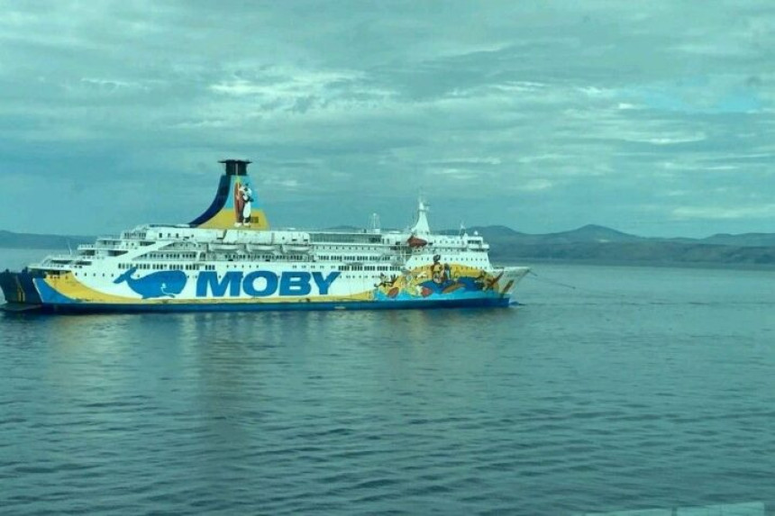 Италијански брод у Сплиту чека на уклањање панела