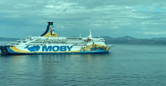 Италијански брод у Сплиту чека на уклањање панела