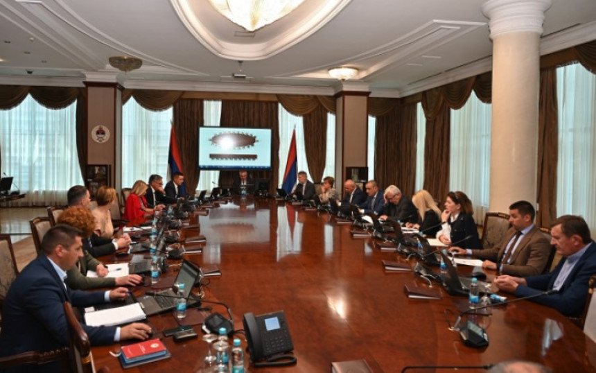 Vlada odbacila presudu i pozvala sve da stanu iza Dodika