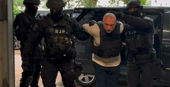 Supruga Zvicerovog saradnika pokušala da unese nož u zatvor