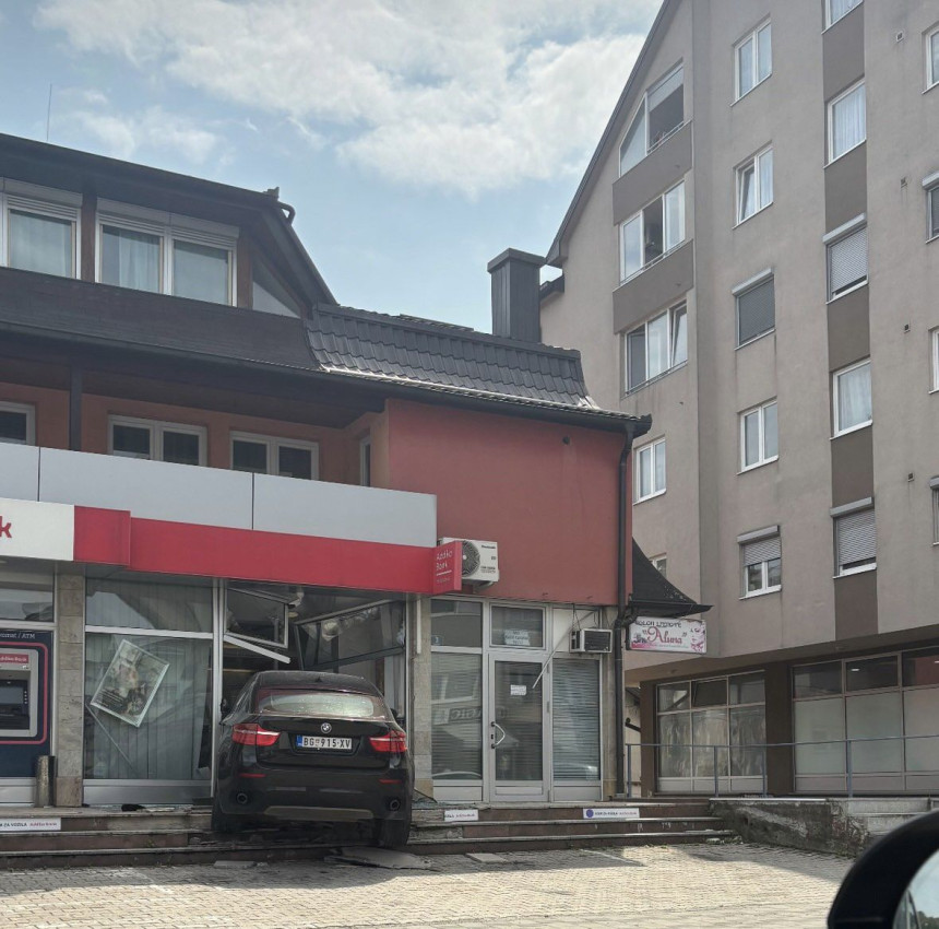 Automobilom BMW uletio u banku u centru Teslića