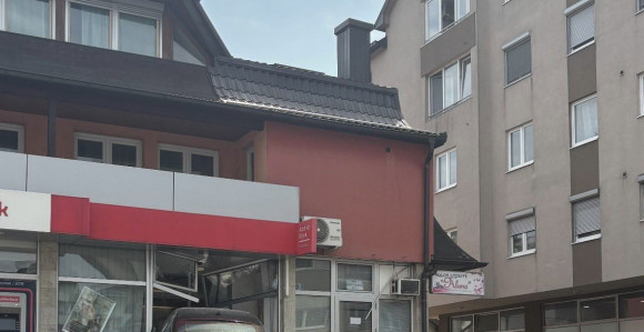 Automobilom BMW uletio u banku u centru Teslića