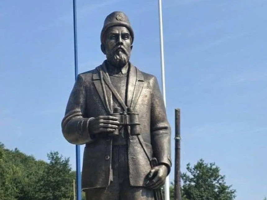 Spomenik Palvu Đurišiću prenesen u dvorište crkve