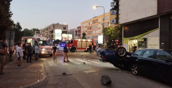 Sudar u centru Banjaluke, vozilo završilo na krovu