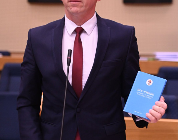 Posebna sjednica još jedna u nizu neviđenih lakrdija