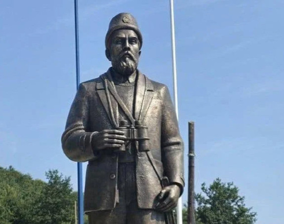 Spomenik Palvu Đurišiću prenesen u dvorište crkve