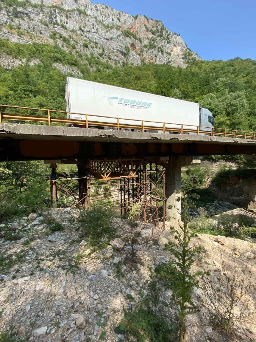 Ozbiljno oštećena dva mosta preko rijeke Prače (VIDEO)