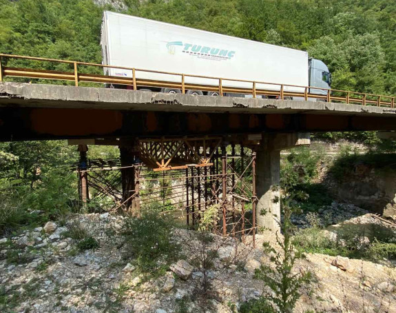 Ozbiljno oštećena dva mosta preko rijeke Prače (VIDEO)