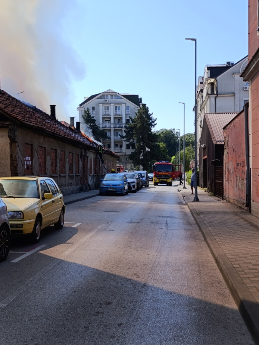Bijeljina: Gori napuštena kuća, u toku gašenje (VIDEO)