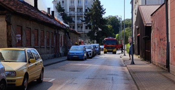 Bijeljina: Gori napuštena kuća, u toku gašenje (VIDEO)