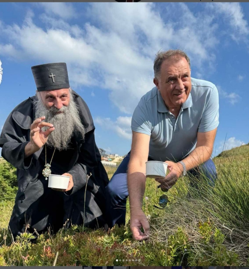 Dodik u odabranom društvu bere borovnice (VIDEO)