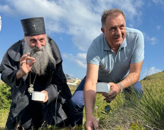 Dodik u odabranom društvu bere borovnice (VIDEO)