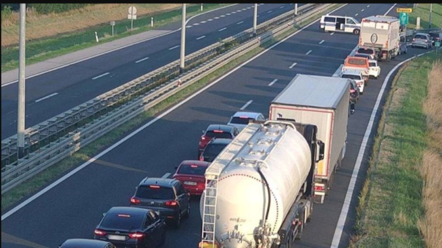 У судару цистерне и пет аутомобила погинуло једно лице