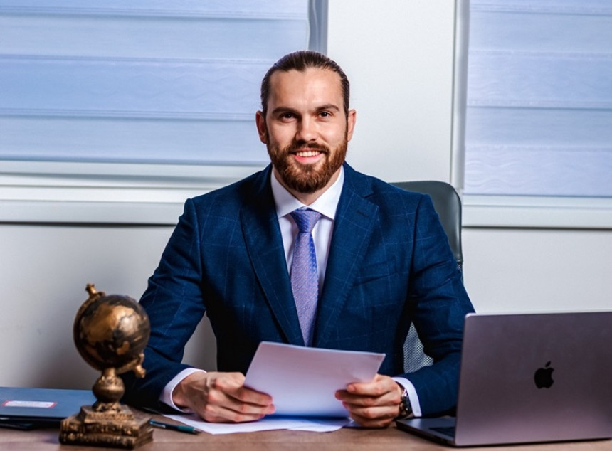 Политика се врти око једног човјека, а народ губи паре