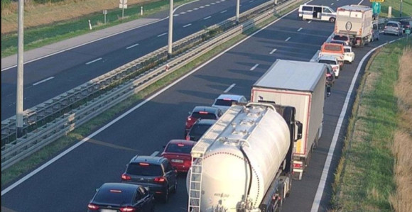 У судару цистерне и пет аутомобила погинуло једно лице