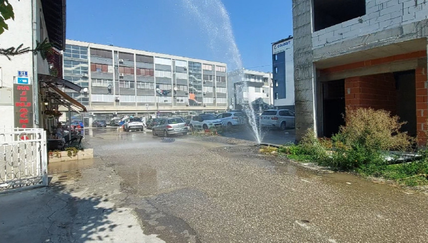 Приједор: Пукла цијев, направила прави гејзир на улици (ВИДЕО)