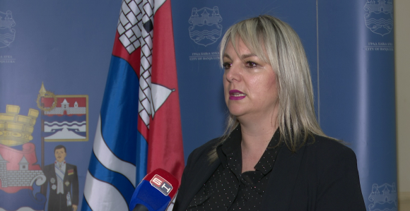 Мирна Савић Бањац спријечена да уђе у Соколски дом (ВИДЕО)