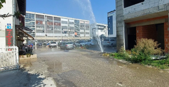 Prijedor: Pukla cijev, napravila pravi gejzir na ulici (VIDEO)