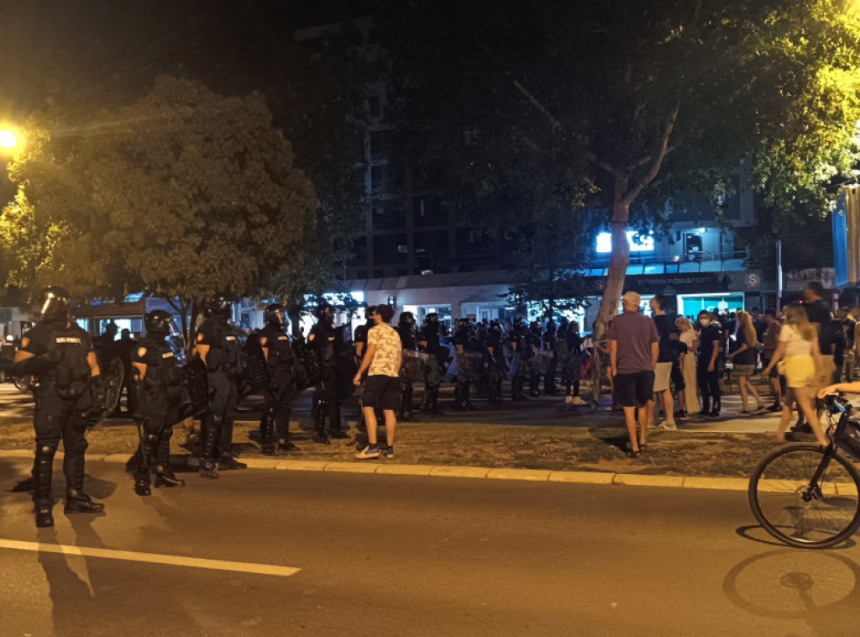 NS: Učesnici protesta i dalje ispred SNS, situacija mirnija