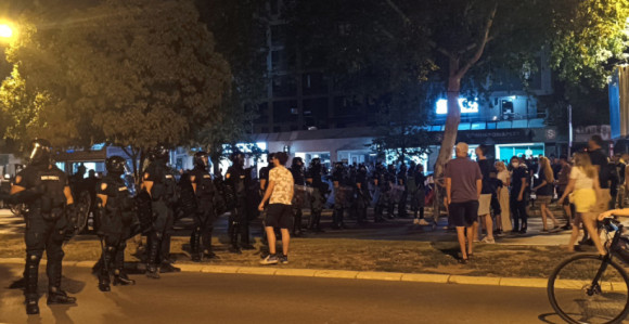 NS: Učesnici protesta i dalje ispred SNS, situacija mirnija