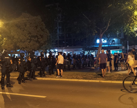 NS: Učesnici protesta i dalje ispred SNS, situacija mirnija