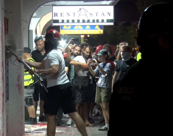 Novi Sad: Učesnici protesta demolirali prostorije SNS