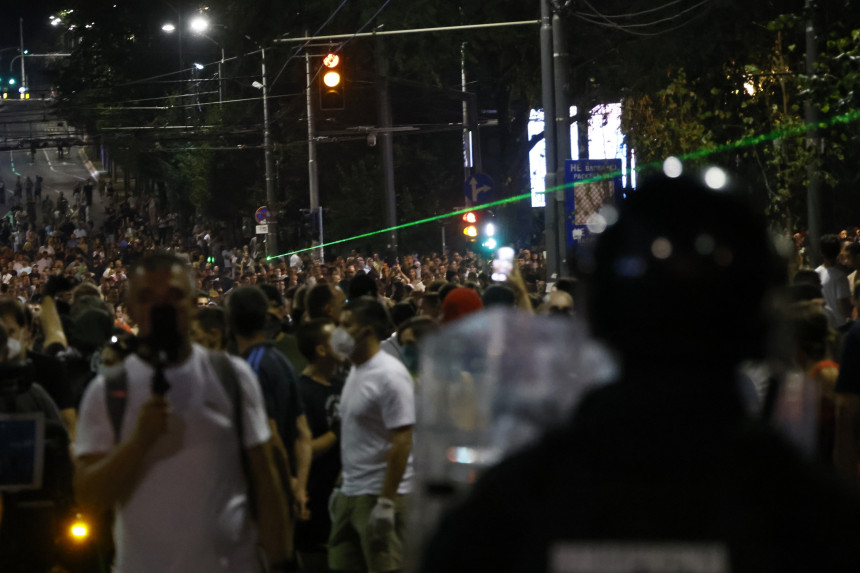 U BG i NS protesti: Napadi na policiju i novinarske ekipe
