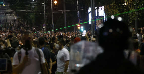 U BG i NS protesti: Napadi na policiju i novinarske ekipe