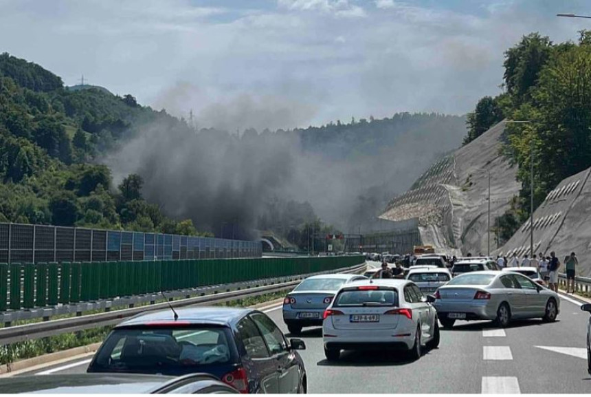 Zatvoren saobraćaj u tunelu Ivan, zapalio se automobil