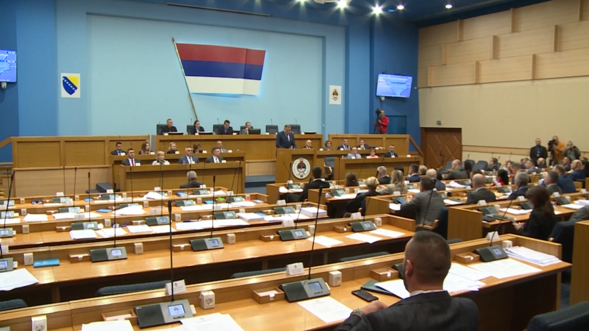 "Sve oči uprte u Milorada Dodika, koji ni sam ne zna šta radi!"