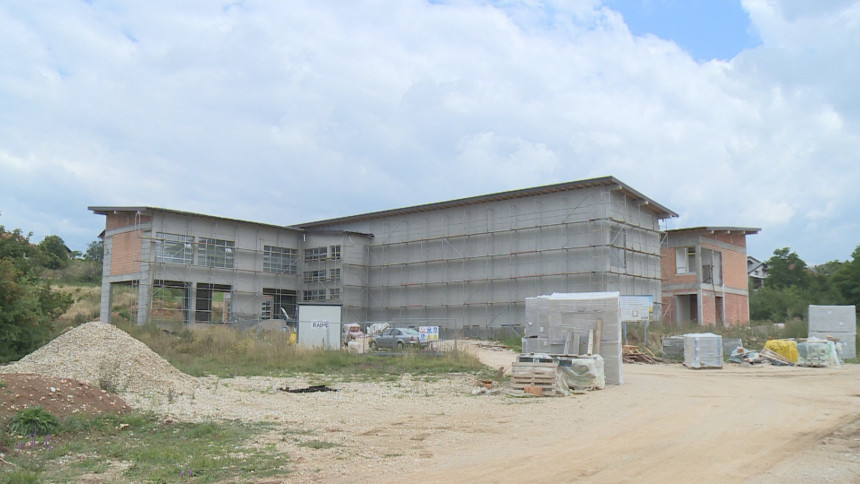 Novac za školu daju za spomenike i saobraćajnice