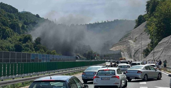 Zatvoren saobraćaj u tunelu Ivan, zapalio se automobil
