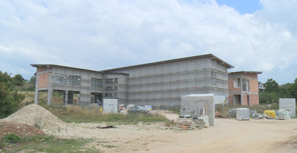 Novac za školu daju za spomenike i saobraćajnice