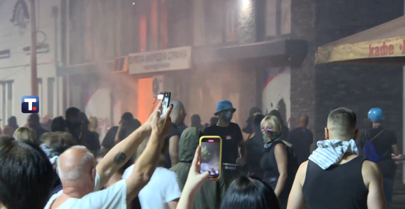 Ваљево: Демонстранти потпуно демолирали и запалили просторије СНС-а