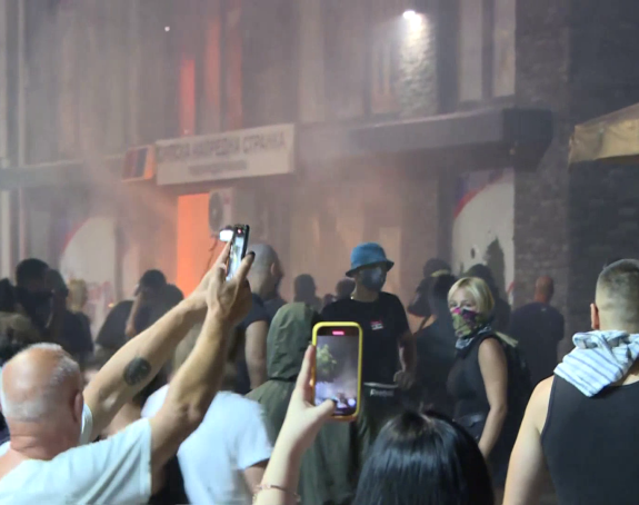 Valjevo: Demonstranti potpuno demolirali i zapalili prostorije SNS-a