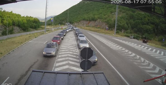 Duge kolone vozila i višečasovna čekanja na granicama BiH