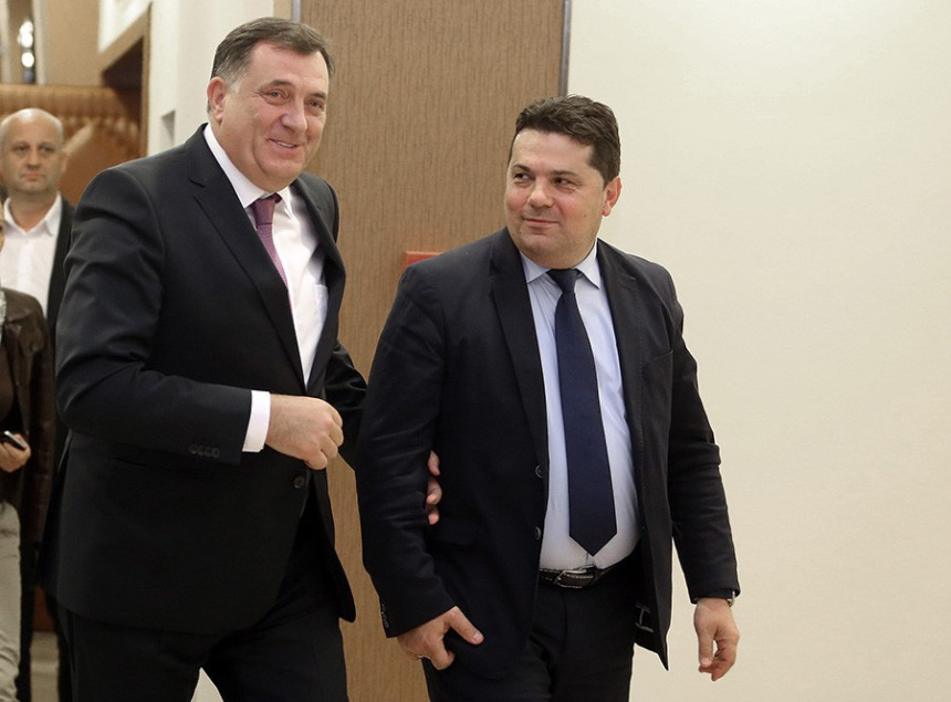 Stevandić "glumi" kao da se nešto pita u skupštini